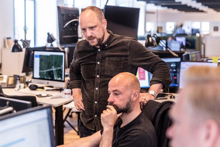 Knud Brix' autofiktive roman 'Paranoia' er baseret på de oplevelser, han havde med en kvinde gennem mere end et år. I dette interview fortæller kvinden, hvordan hun har oplevet begivenhederne tilbage i 2020 og 2021. Knud Brix er i dag chefredaktør på Ekstra Bladet. Her ses han på redaktionen i maj 2022.  Foto: Ólafur Steinar Rye Gestsson/Ritzau Scanpix
