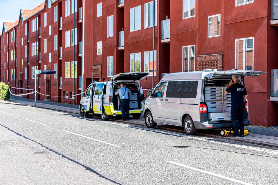 Etårig pige er i kritisk tilstand efter at være faldet ud af vindue fra 1. sal