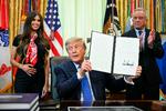   Færre vacciner til børn er budskabet i dekretet, som Trump underskrev i Det Ovale Værelse sammen med sundhedsminister Robert F. Kennedy Jr.  Han ønsker herunder at splitte den tredobbelte MFR-vaccine op i tre adskilte stik.  Foto: Jim Watson/Ritzau Scanpix