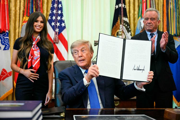   Færre vacciner til børn er budskabet i dekretet, som Trump underskrev i Det Ovale Værelse sammen med sundhedsminister Robert F. Kennedy Jr.  Han ønsker herunder at splitte den tredobbelte MFR-vaccine op i tre adskilte stik.  Foto: Jim Watson/Ritzau Scanpix