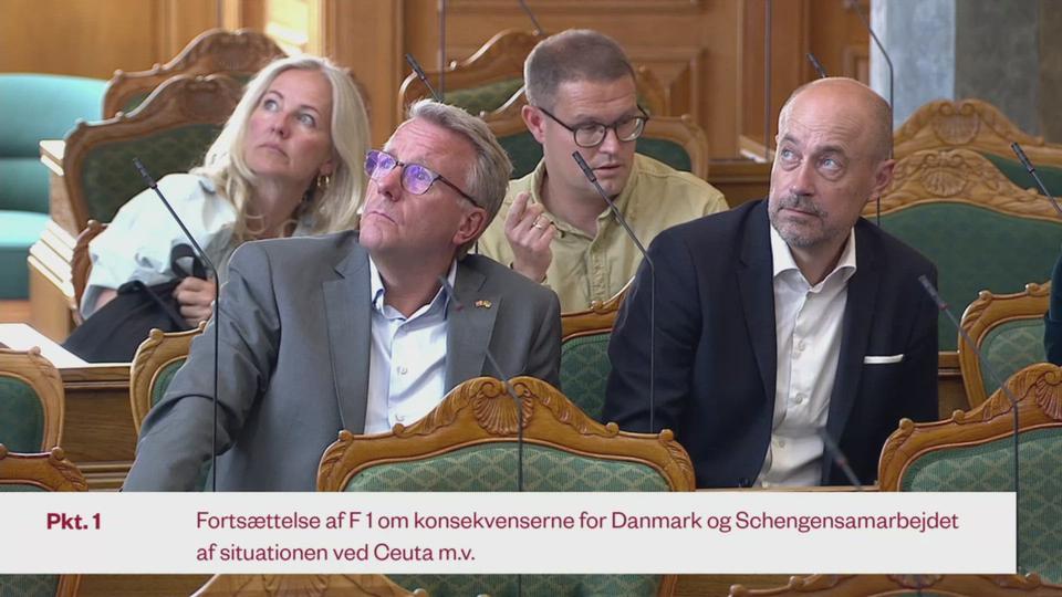 Stor DF-bommert i folketingssalen: Se de forvirrede ansigter