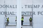 I juni blev Donald Trumps navn pillet af facaden på Kennedy Center i Washington, D.C. Nu har bestyrelsen stemt for, at præsidentens navn igen skal pryde bygningen i strid med en dom fra maj. Foto: Ken Cedeno/Ritzau Scanpix