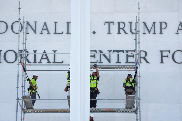 I juni blev Donald Trumps navn pillet af facaden på Kennedy Center i Washington, D.C. Nu har bestyrelsen stemt for, at præsidentens navn igen skal pryde bygningen i strid med en dom fra maj. Foto: Ken Cedeno/Ritzau Scanpix