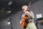 Guldimund, Asger Nordtorp Pedersen, har sammen med Martin Hedegaard fra Saveus genoplivet et sprogligt fænomen fra 00'erne med hittet 'Vil du noget?'. Her optræder Guldimund på musikfestivalen Musik i Lejet.   Foto: Anders Lindstrøm Berker