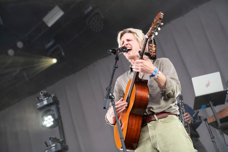 Guldimund, Asger Nordtorp Pedersen, har sammen med Martin Hedegaard fra Saveus genoplivet et sprogligt fænomen fra 00'erne med hittet 'Vil du noget?'. Her optræder Guldimund på musikfestivalen Musik i Lejet.   Foto: Anders Lindstrøm Berker