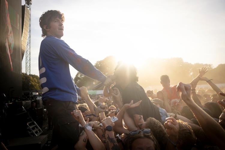 Brendan Yates i front for Turnstile, der sammen med newzealandske Lorde var hovednavn på Syd For Solen fredag.   Foto: Mads Nissen