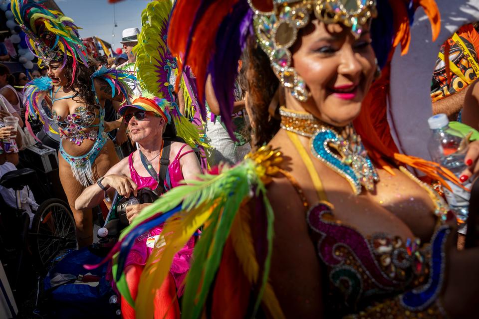 Sambarytmerne fyrede op under en folkefest foran Frederiksberg Rådhus, inden prideparaden 2026 gik mod Rådhuspladsen.  Foto: Mads Nissen