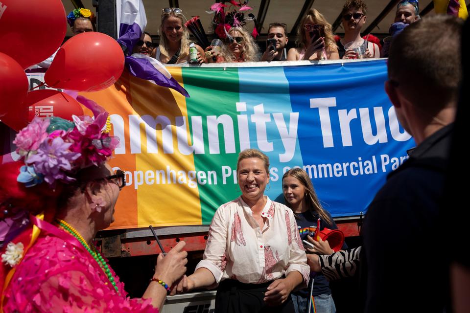 Socialdemokratiet var med i Copenhagen Pride Paradens fortrop 15. august 2026, og Mette Frederiksen mødte også op med et stort smil på læben. Foto: Mads Nissen