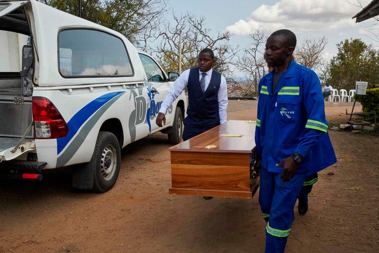     A coffin with the body of a victim  Foto: Jekesai Njikizana/Ritzau Scanpix
