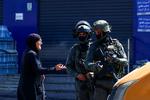 En palæstinensisk kvinde reagerer på en israelsk militærrazzia på Vestbredden. Volden på Vestbredden er eskaleret, siden krigen i Gaza brød ud i 2023.  Foto: Zain Jaafar/Ritzau Scanpix