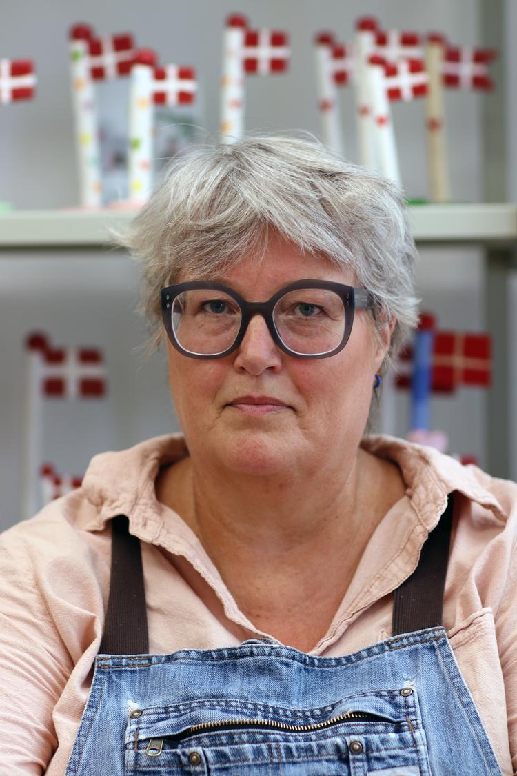 Annemette Klit-Nygaard har designet og laver keramikflag til festlige lejligheder. Det gav hende en blomstrende gesjæft med mange ansatte, men i dag er det kun hende. For da der begyndte at komme andre flag på markedet, som lignede hendes til forveksling, ændrede alt sig.   Foto: Anne Rumland Østbygaard