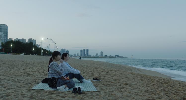 Til sidst i filmen sidder Hyesun og en anden nordkoreansk kvinder ved stranden i Busan og kigger over mod Japan i retning mod Hiroshima. Foto: Stephanie Stål Axelgård