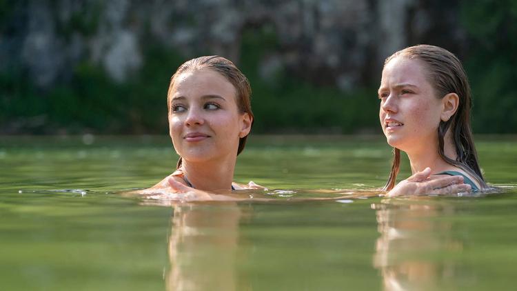 Der er queerromantik mellem magiske Bo Bragason som Oona og Amélie Hoeferle som Ramona i 'Sterling Point'. 