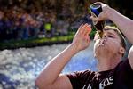 Kapsejladsen på Aarhus Universitet er den sidste fest inden eksamensperioden for nogle studerende. For andre er det den sidste fest inden begyndelsen på voksenlivet.  Foto: DR 