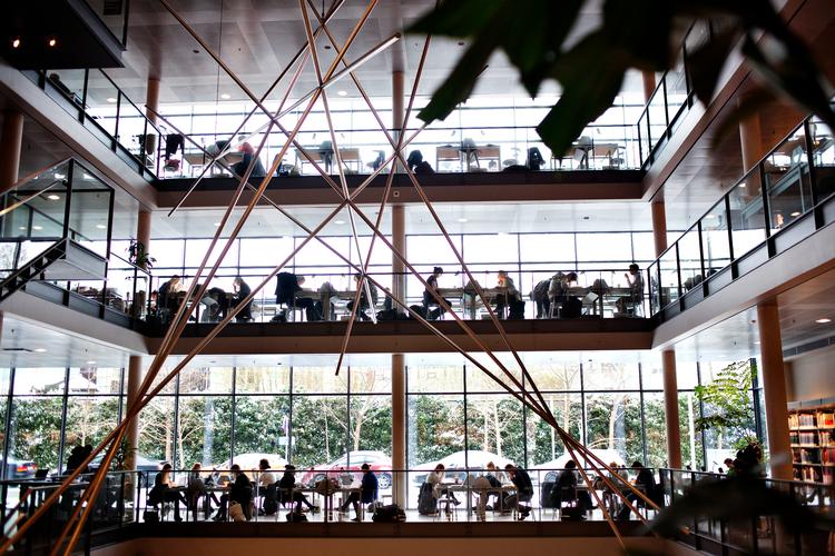 Copenhagen Business School har igen i år fået flere ansøgere.  Om lidt starter næsten 3.000 nye studerende på uddannelsen, som lover job til god løn.   Arkivfoto:  Mathias Christensen