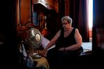 Chantal Molignier på 76 år tænder for blæseren i sit hjem på en af de varme sommerdage i Paris. Ifølge et studie fra tidsskriftet The Lancet Planetary Health vil global opvarmning i de kommende årtier få konsekvenser for ældre, som er særligt udsatte for ekstrem varme. Foto: Simon Wohlfahrt/Ritzau Scanpix