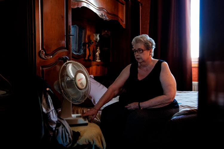 Chantal Molignier på 76 år tænder for blæseren i sit hjem på en af de varme sommerdage i Paris. Ifølge et studie fra tidsskriftet The Lancet Planetary Health vil global opvarmning i de kommende årtier få konsekvenser for ældre, som er særligt udsatte for ekstrem varme. Foto: Simon Wohlfahrt/Ritzau Scanpix