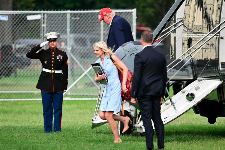 Kvinden i den lyseblå kjole, Natalie Harp, der er personlig assistent for Donald Trump, er blevet et emne i amerikansk politik.  Foto: Mandel Ngan/Ritzau Scanpix