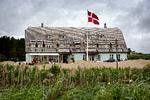 Badehotellet skal forestille at ligge ved Vestkysten i Nordjylland, men der er altså udsigt til marker ved Holbæk. Foto: Martin Lehmann