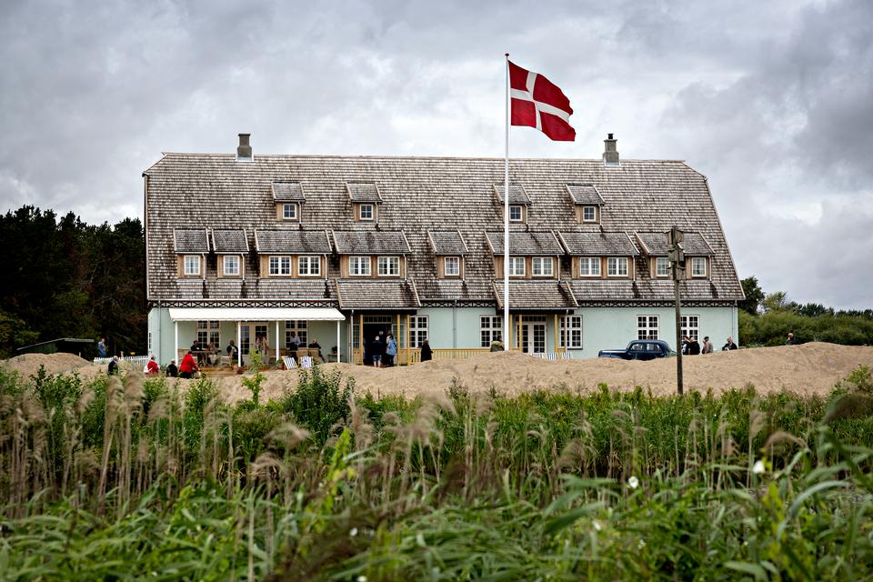 Badehotellet skal forestille at ligge ved Vestkysten i Nordjylland, men der er altså udsigt til marker ved Holbæk. Foto: Martin Lehmann