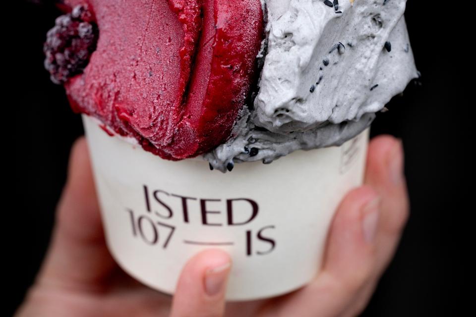Man kan vælge at få op til tre smagsvarianter spartlet sammen i sit bæger. Her er det pistacie, brombær-shiso og sort sesam. Foto: Mads Nissen