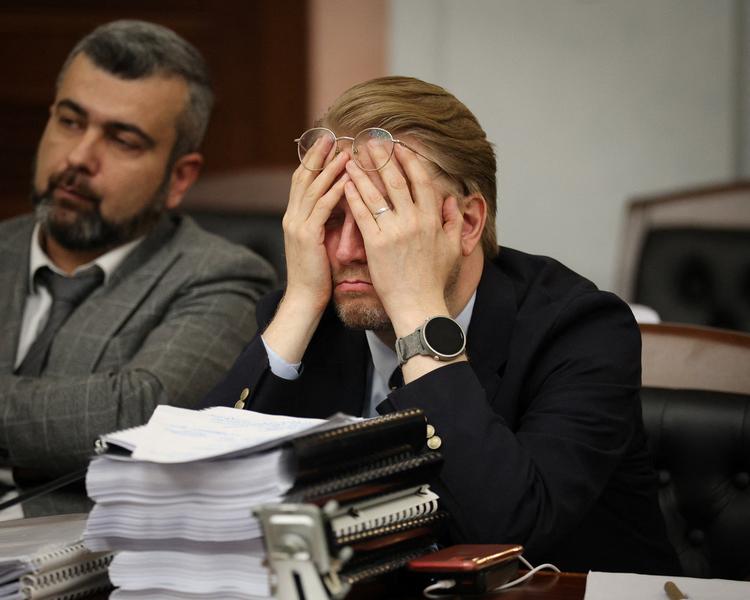 Det russiske socialliberale parti Jabloko er denne uge blevet forhindret i at stille op til det russiske parlamentsvalg i september. Partiformand Nikolay Rybakov tager sig til hovedet ved appelsagen i den russiske højesteret, som hans parti tabte.  Foto: Ramil Sitdikov/Ritzau Scanpix
