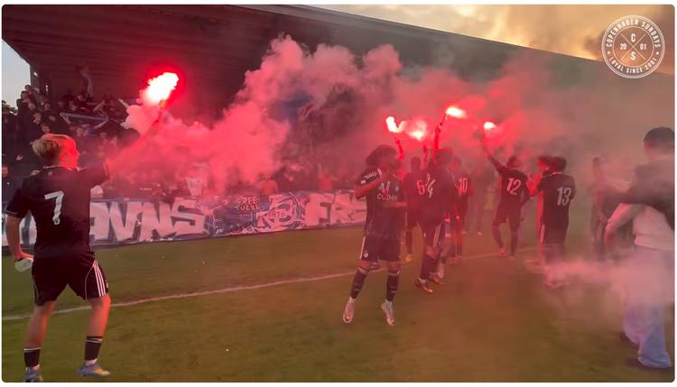 DOKUMENTATION. Videograb fra Copenhagen Sundays YouTube-kanal. På billedet fejrer FC Københavns U19-spillere sejren i pokalfinalen mod AB den 3. juni 2026.  