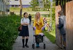 Mona (Andrea Heick Gadeberg) og moster Tut (Iben Hjejle) går tur med rollatoren i betonbyggeriet Nøjsomheden.  Foto: Tine Harden