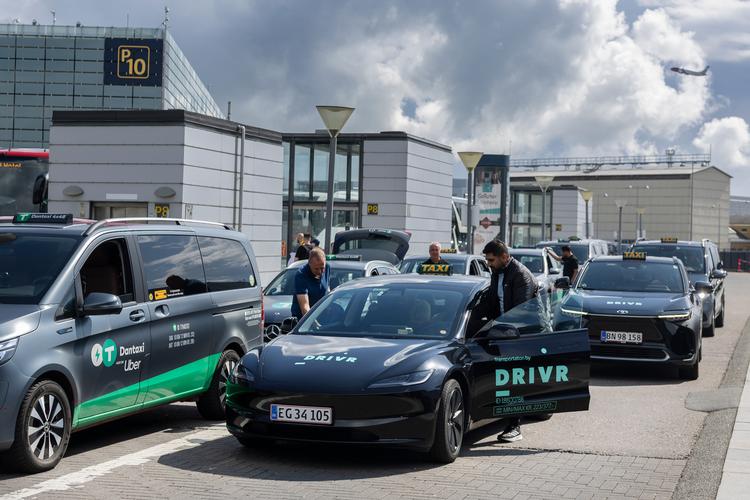 Uber har opkøbt landets største taxaselskab, Dantaxi, og det fik Konkurrencerådet til at trække i håndbremsen. Nu er fusionen godkendt, men med visse forbehold. Foto: Thomas Borberg/Ritzau Scanpix