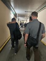 Sikkerhedsfolk eskorterer de europæiske ledere og deres delegationer ned i Hotel Intercontinentals sikkerhedsrum i parkeringskælderen. 