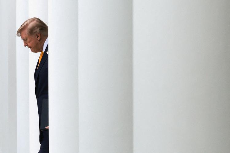 Præsident Trump tøver i krigen med Iran. Han forsøger nu at stramme USA's løkke om Irans økonomi i stedet. Foto: Jonathan Ernst/Ritzau Scanpix