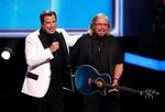 John Travolta synger for sammen med Barry Gibb, under optagelserne i 2017 til en særlig hyldest af Bee Gees' musik. Foto: Mario Anzuoni/Ritzau Scanpix
