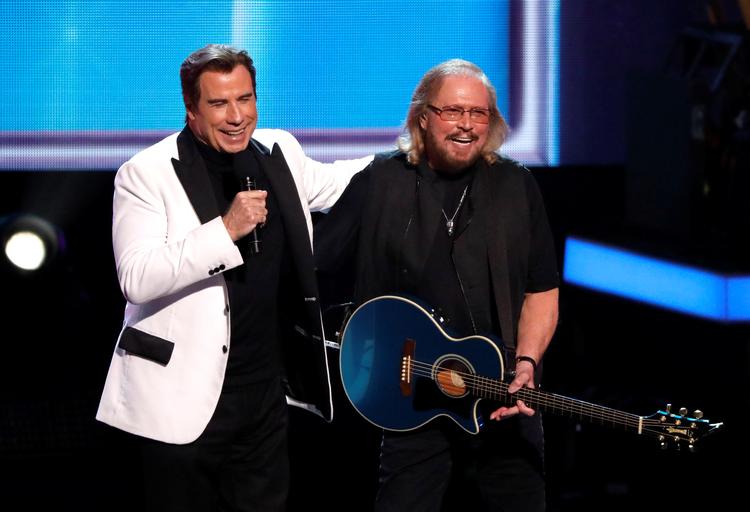 John Travolta synger for sammen med Barry Gibb, under optagelserne i 2017 til en særlig hyldest af Bee Gees' musik. Foto: Mario Anzuoni/Ritzau Scanpix