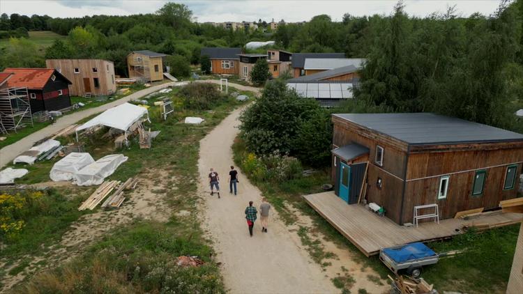 Dreaming of a simple life with low expenses, an affordable and climate-friendly house, and community? Here is the dream come true