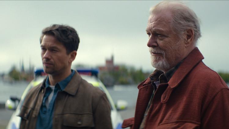 Jakob Oftebro (tv.) og Peter Andersson spiller far og søn med kurrer på tråden i Netflix-serien 'Blodoffer'. Foto: Netflix