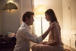 Det er hårdt at være menneske, selv helt oppe i overklassen. Her er Natalie Madueño for eksempel gift med Claes Bang, som viser sig at være mansplainingens store mester.  Foto: Lasse Bak Mejlvang/Netflix