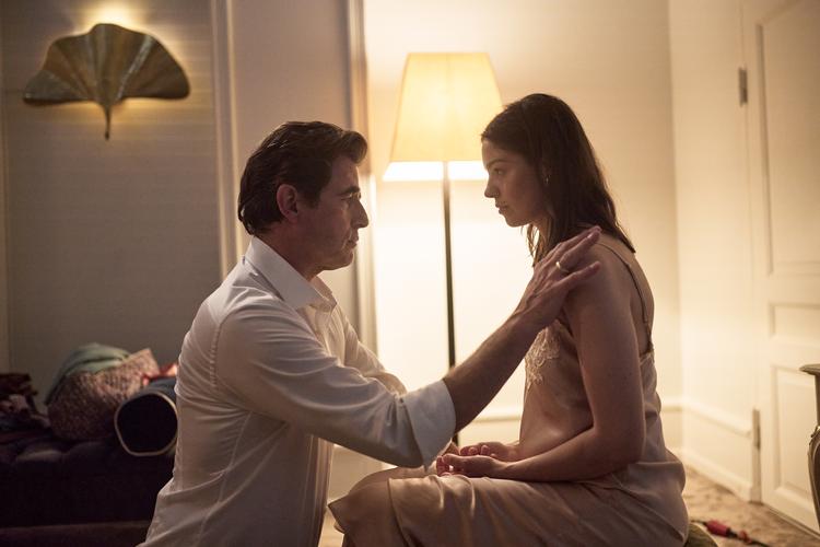 Det er hårdt at være menneske, selv helt oppe i overklassen. Her er Natalie Madueño for eksempel gift med Claes Bang, som viser sig at være mansplainingens store mester.  Foto: Lasse Bak Mejlvang/Netflix