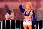 I et stadig mere splittet USA var Dolly Parton sammen med amerikansk fodbold en af de få samlende faktorer. Derfor gav det god mening, da Dolly Parton underholdt i forbindelse med Dallas Cowboys årlige hjemmekamp på thanksgiving i 2023. Foto: Ron Jenkins/Ritzau Scanpix