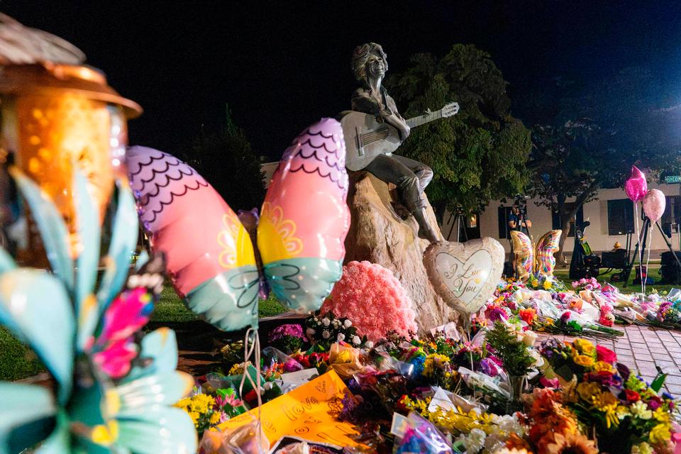 Efter nyheden om Dolly Partons død blev der lagt mange blomster ved bronzestatuen af countrystjernen i Sevierville i Tennessee, hvor hun blev født. Foto: A.m. Stewart/Ritzau Scanpix