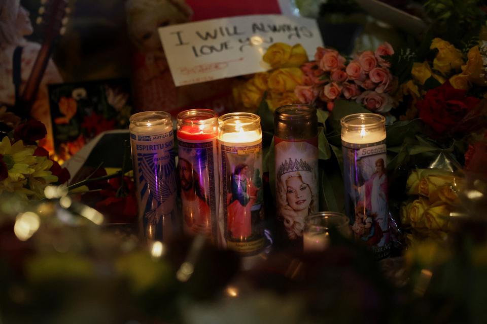 Også ved Dolly Partons stjerne på Walk of Fame i Hollywood, Los Angeles, blev der lagt blomster og kort og tændt lys. Foto: Mario Anzuoni/Ritzau Scanpix