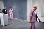   Måske er hun slet ikke på vej væk, som hun ellers selv har antydet? Her er statsminister Mette Frederiksen (S) dog på vej ud fra et pressemøde om regeringens arbejdsprogram. Foto: Jens Dresling