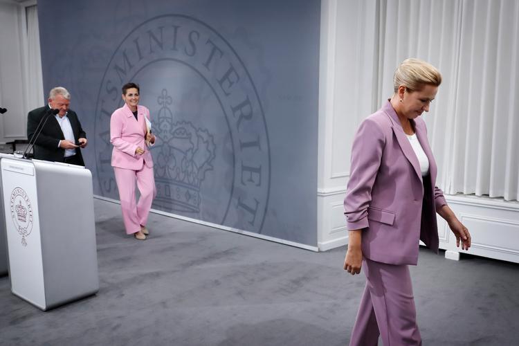   Måske er hun slet ikke på vej væk, som hun ellers selv har antydet? Her er statsminister Mette Frederiksen (S) dog på vej ud fra et pressemøde om regeringens arbejdsprogram. Foto: Jens Dresling