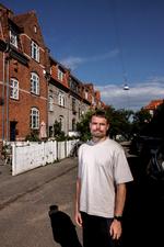 Der hvor Kasper Werlauff bor i Engelstedsgade i København, er helt ens rækkehuse blevet vurderet med en forskel på mere end 3 millioner kroner. Det er uforståeligt, mener han. Foto: Jacob Ehrbahn