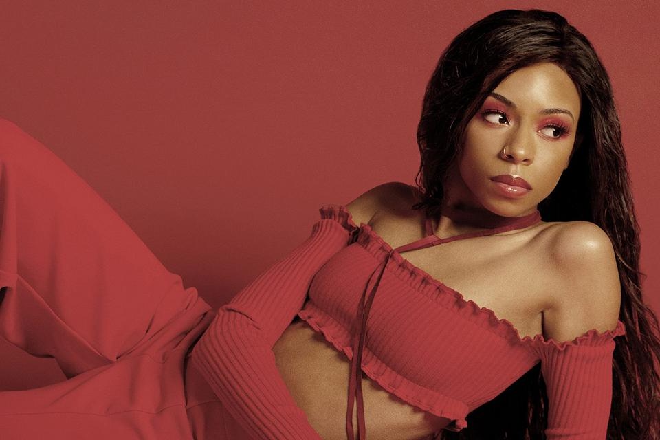 Ravyn Lenae Washington (født 1999) voksede op i Chicago og fik sit gennembrud som teenager med EP'en 'Moon Shoes' i 2016. Ti år senere tager hun et opgør med genrebetgenelsen R&B med sit nye album 'Blue Island'. Foto: Pr-foto