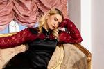Der tegner der sig en lille ungdomsroman om diagnoser, adresser, værelser og relationer, der ikke blev, som man håbede på Ella Augustas lidt uforløste debutalbum 'Lilla'. Foto: Pr-foto