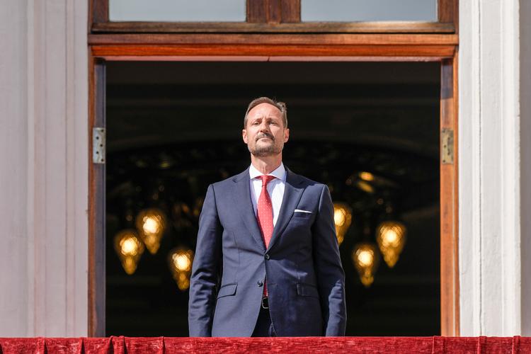 Selv om hans familie har været ramt af en skandale er den nye konge, Haakon, godt rustet til at føre kongehuset videre, mener historiker. Foto: Cornelius Poppe/Ritzau Scanpix