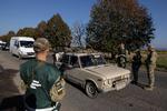 Ukrainske grænsevagter og militære rekrutteringsofficerer tjekker folks papirer ved et kontrolsted tæt ved grænsen til Rumænien. Ukrainske mænd mellem 23 og 60 år, som kan mobiliseres, må ikke krydse grænsen uden særlig tilladelse. Foto: Thomas Peter/Ritzau Scanpix