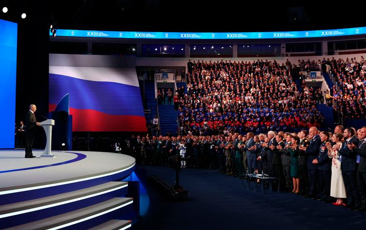 Ruslands præsident Putin er under voksende pres som følge af den militære stilstand i Ukraine og ukrainske angreb mod russisk økonomi og benzinforsyning. Forrige weekend talte han ved partiet Forenet Ruslands 23. kongres i Moskvas Megasport Arena. Der er russisk parlamentsvalg 18.-20. september.  Foto: Yekaterina Shtukina/Ritzau Scanpix