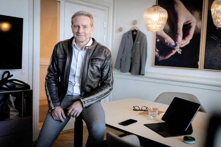 Morten Boje Hviid drømte om at blive motorcykelbetjent ligesom sin morfar. Det er en 1100 kubik Honda, der hver dag fragter ham frem og tilbage mellem privaten og jobbet.     Foto: Mads Nissen