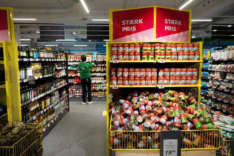 Flere økonomer hælder nu til, at en nedsættelse af momsen på fødevarer vil kunne mærkes, når vi køber ind i supermarkedet.   Foto: Finn Frandsen